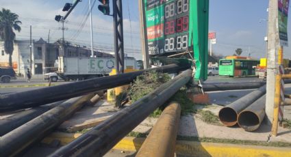 Tubos de acero caen de tráiler sobre tres autos en Apodaca