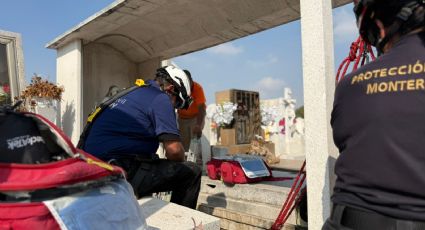 Rescatan a adulto mayor tras caer en una tumba en el Panteón El Roble