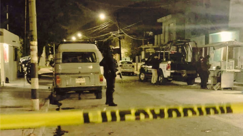 Elementos de la Policía Municipal acordonaron el cruce de Tenochtitlán y Tezcatlipoca, en Santa Catarina.