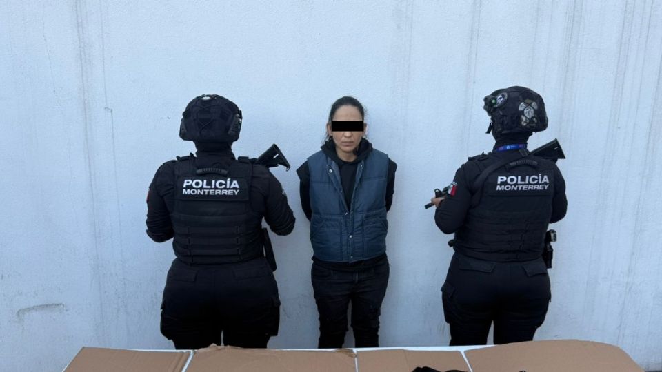 Elementos de la Policía de Monterrey detuvieron a una mujer con 30 dosis de presunta cocaína en piedra durante un operativo de vigilancia.