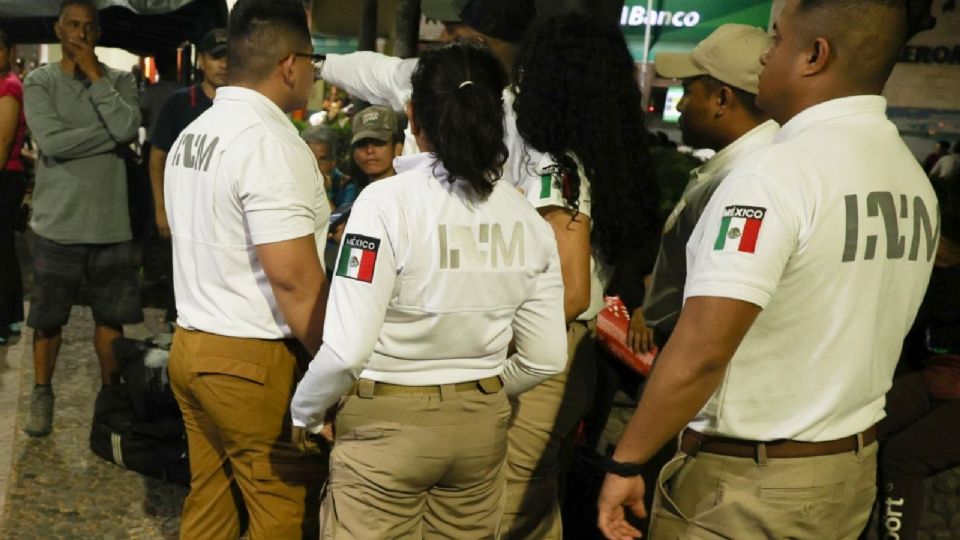 Trabajadores del INM.
