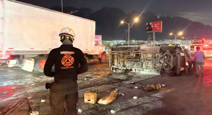Vuelca camioneta con carga de bebidas alcohólicas en la Carretera Saltillo, en Santa Catarina