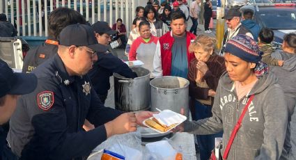 Policías de Guadalupe reparten comida a familias afuera del Hospital Materno Infantil