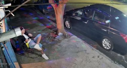 VIDEO | Auto se enciende solo y choca contra Tsuru estacionado en San Nicolás