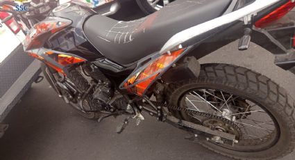 Asaltan a dos y los capturan tras escapar en motocicleta con arma de fuego