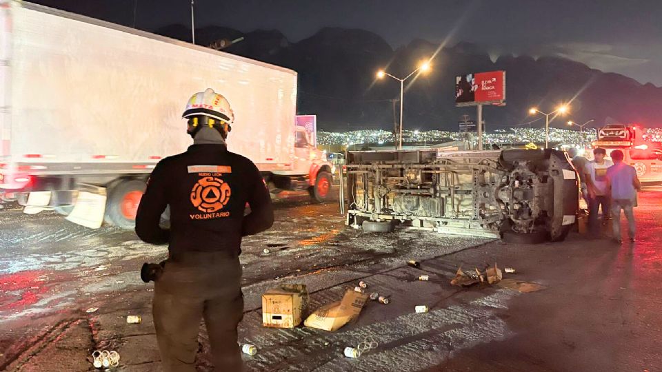 La camioneta de carga terminó volcada a un costado de la Carretera Saltillo, provocando reducción temporal de carriles mientras se retiraba la mercancía.