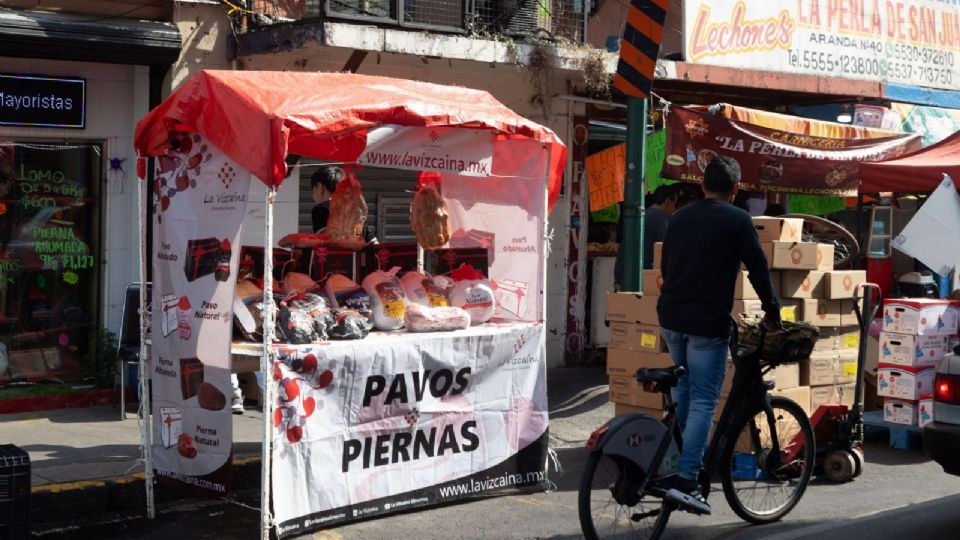 Todos preparan sus cenas navideñas.