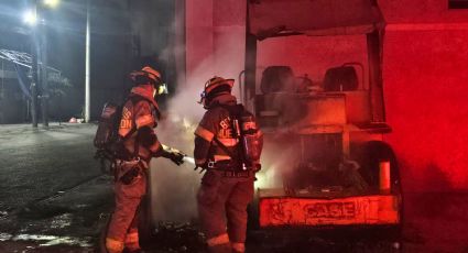 Se incendia aplanadora frente a bodega abandonada en el Centro de Monterrey