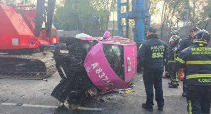 Vuelca y sale del vehículo chofer de un taxi que circulaba a exceso de velocidad