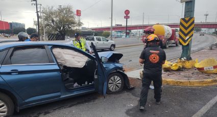 Choque contra muro provoca incendio de vehículo en Mitras Norte de Monterrey