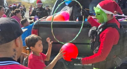 Santa Claus llega en patrulla: policías de Fuerza Civil reparten juguetes en colonia La Alianza