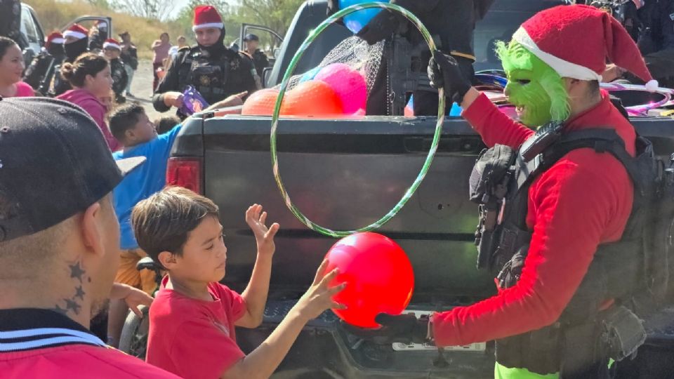 Elementos de Fuerza Civil sorprendieron a niñas y niños del sector La Alianza al entregar juguetes y convivir con las familias durante un festejo navideño.
