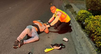 Tránsito de Monterrey brinda primeros auxilios a motociclista lesionado en Cumbres