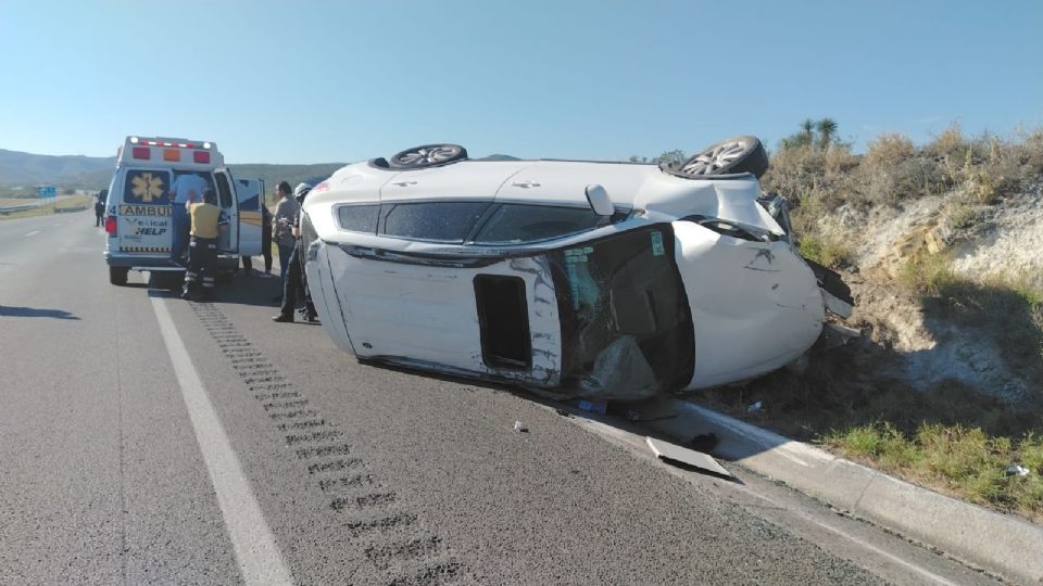 Protección Civil de Nuevo León atendió una volcadura en la Autopista Monterrey–Laredo, donde dos adultos mayores resultaron lesionados tras impactarse contra la montaña.