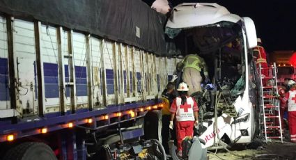 Choque entre autobús y tráiler deja dos muertos y 35 lesionados en carretera Zaragoza–Monterrey