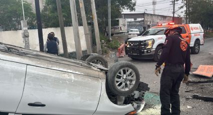 Choque contra señalización termina en volcadura en Escobedo