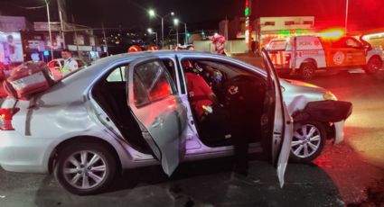 Volcadura en Paseo de los Leones deja una mujer lesionada en Monterrey