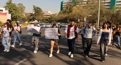 Protestan estudiantes de medicina del IPN y cierran vialidades