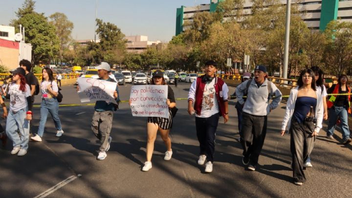 Protestan estudiantes de medicina del IPN y cierran vialidades