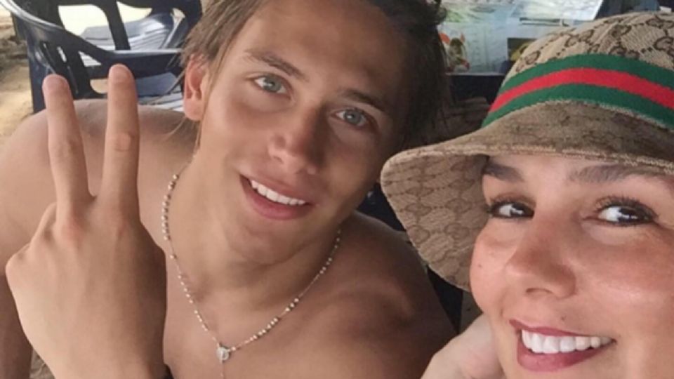 Los usuarios de redes sociales han comenzado especular sobre la relación entre Aldo T. De Nigris y su madre.