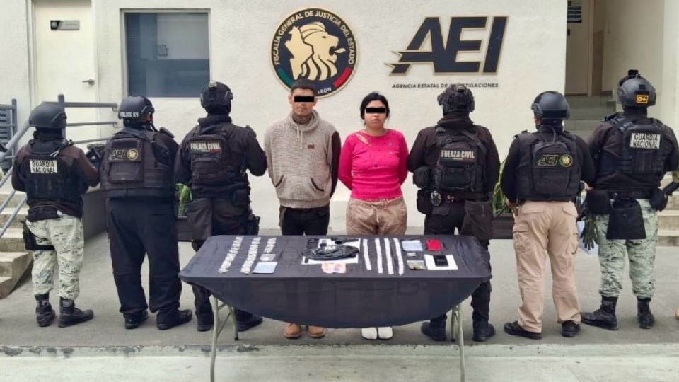 Los detenidos fueron asegurados en la colonia Felipe Carrillo Puerto, donde autoridades decomisaron droga, un arma y una motocicleta.