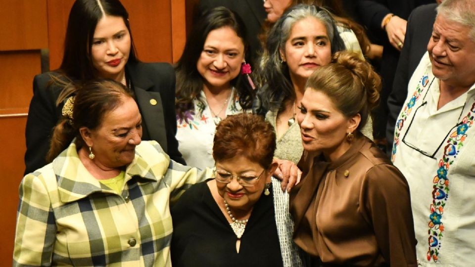 Ernestina Godoy Ramos, durante su llegada a la sesión ordinaria del Senado de la República.