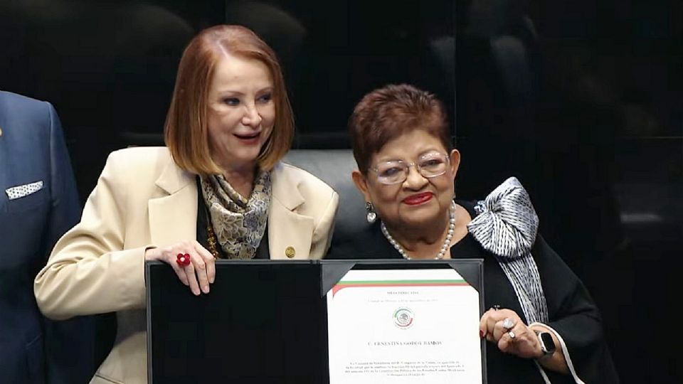 Ernestina Godoy Ramos recibe el nombramiento por escrito.