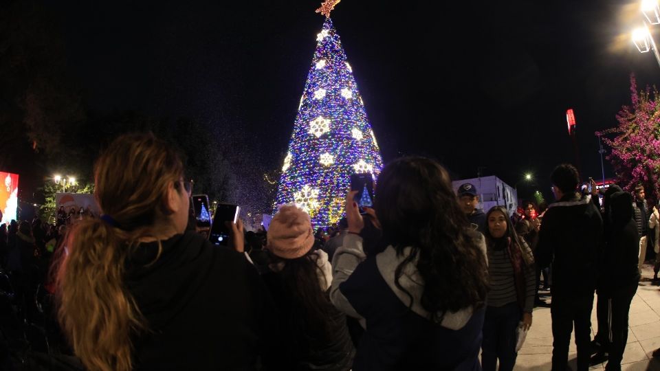 El Pino Navideño iluminó la Plaza Principal de Guadalupe, dando inicio a las celebraciones decembrinas con nieve artificial y ambiente festivo.