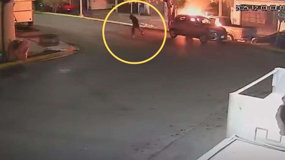 Cámara de seguridad captó el momento en que un hombre incendió la camioneta del joven emprendedor.