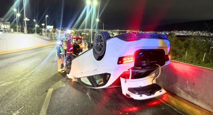 Adolescente sufre volcadura sobre Paseo de los Leones, al poniente de Monterrey