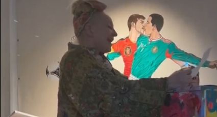 Chicharito, ¿besándose con otro futbolista? Mexicano aparece en sorpresivo mural de la cantante Sia