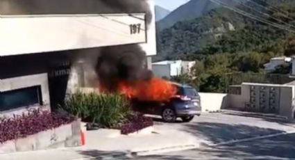 VIDEO | Se incendia camioneta en San Pedro
