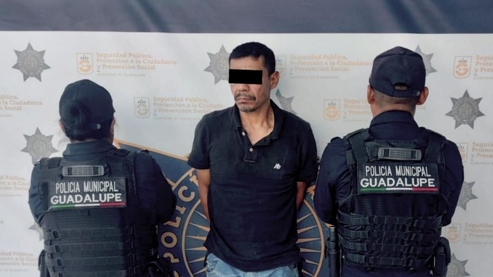 Policías de Guadalupe aseguraron droga y un arma réplica durante la detención del presunto delincuente en la colonia Dos Ríos.