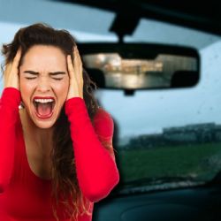 VIDEO | Joven fue captada pidiendo auxilio desde la ventana de un vehículo