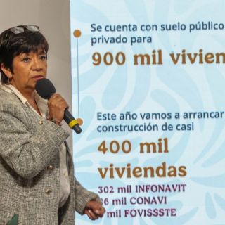 Entregan 354 escrituras de viviendas nuevas a familias afectadas por deslave en el Chiquihuite