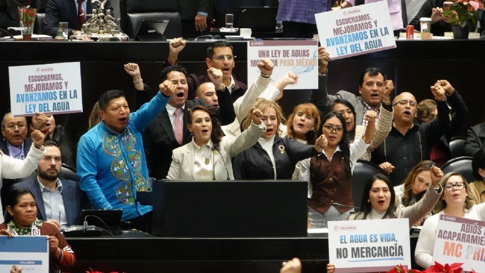 La diputada morenista Dolores Padierna hizo uso de la tribuna en compañía de legisladores y legisladores de su bancada tras una larga discusión en la que se aprobó en lo general la Ley de Aguas.