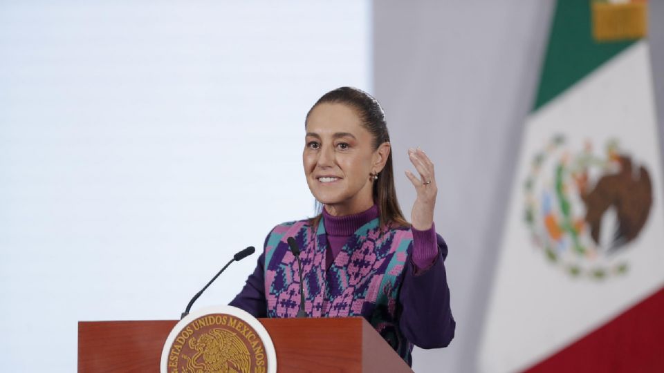 La presidenta de México, Claudia Sheinbaum, habla en una rueda de prensa desde Palacio Nacional.