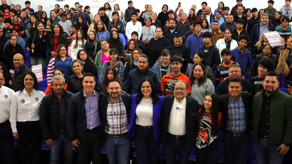 El alcalde Andrés Mijes entregó 667 becas en la Preparatoria 25 como parte del programa Becarios de la Transformación en Escobedo.