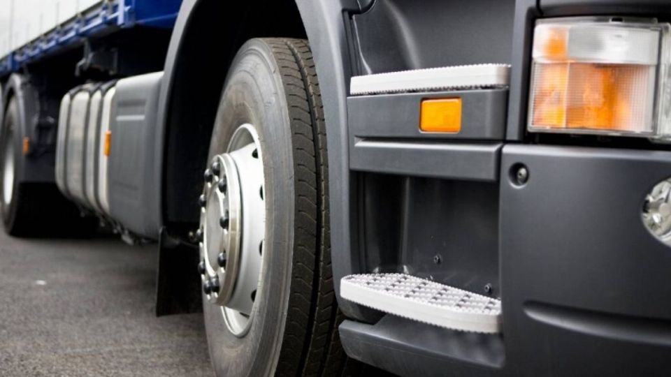 Tráiler mata a madre y causa fracturas a su niña en Azcapotzalco