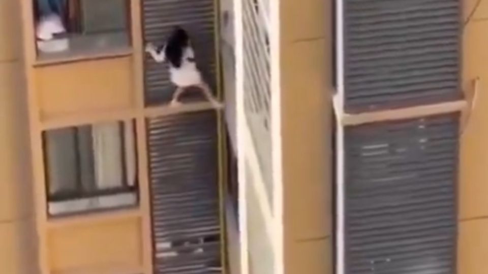 Para no enfrentar a la esposa y a la ley, esta chica puso en riesgo su vida al escapar de un piso 13 en Riad.
