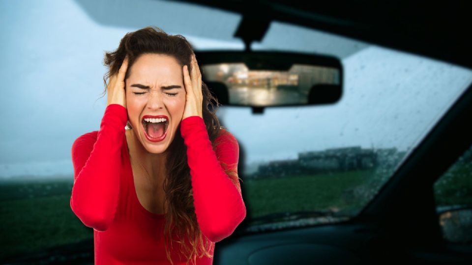 En el video viral se observa a la joven pidiendo auxilio desde la ventana del auto rojo en la Av. Gustavo Baz, Naucalpan.