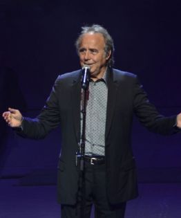 Mil jóvenes con Serrat