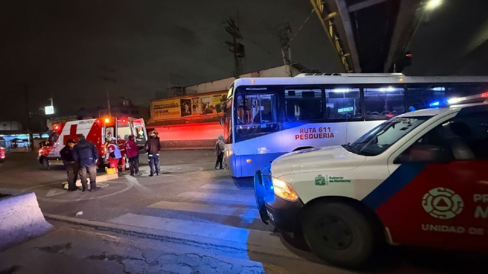 Cuerpos de emergencia atendieron el atropello registrado en el cruce de Colón y Bernardo Reyes en Monterrey.