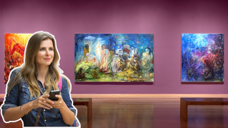 Visitantes recorren una de las salas de la exposición En el hilo de la noche, la trama del mundo en el Museo MARCO.