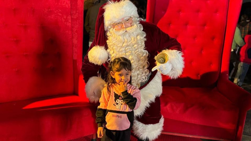 Familias disfrutan las actividades artísticas de la Temporada Navideña en la Plaza Principal de Escobedo.