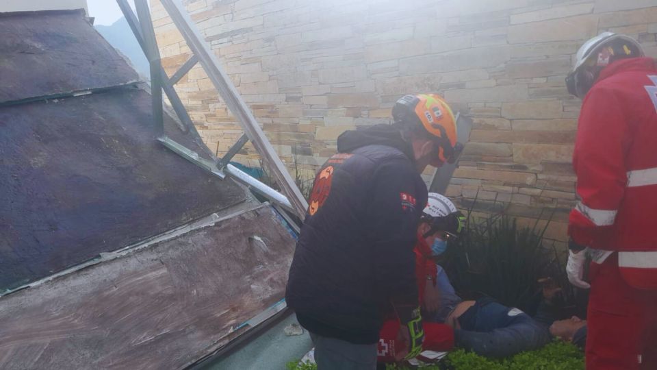 Protección Civil atendió a tres trabajadores que cayeron desde cuatro metros en San Agustín Campestre; las lesiones fueron leves.