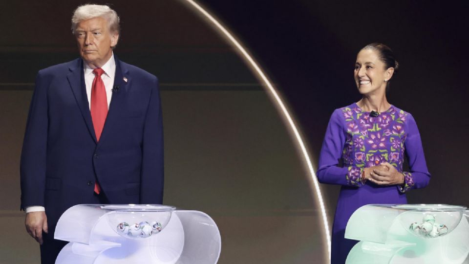 - El presidente de Estados Unidos, Donald Trump (i), y la presidenta de México, Claudia Sheinbaum, asisten al sorteo del Mundial de Fútbol FIFA 2026 este viernes, en el Kennedy Center de Washington.