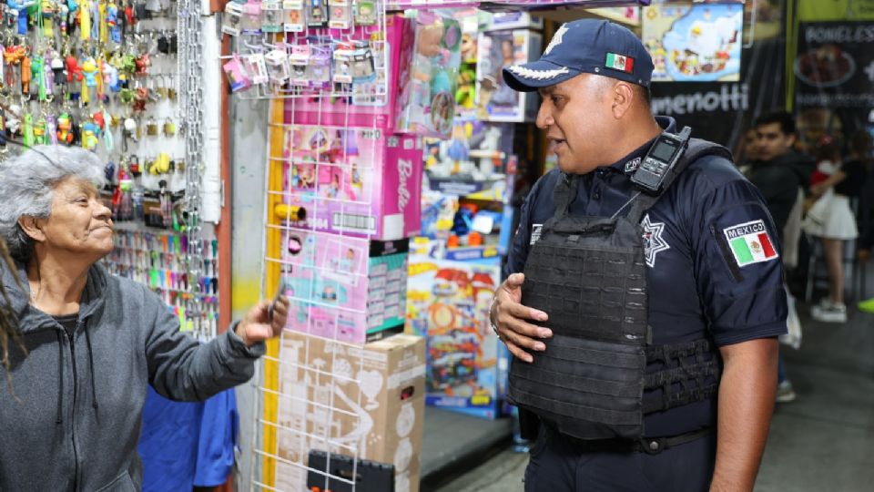 Ecatepec refuerza vigilancia diaria en el tianguis navideño de Jardines de Morelos para garantizar compras seguras.