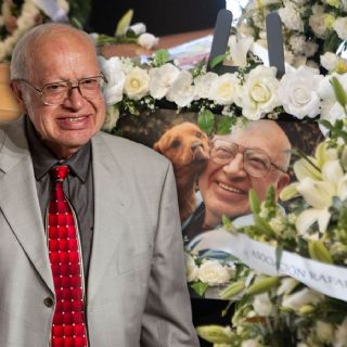 Entre flores, amigos y colegas despiden a Eduardo Manzano | FOTOS