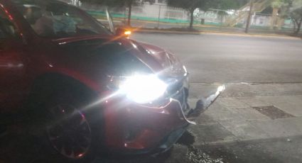 Accidente entre taxi y auto particular en el Centro de Monterrey deja tres lesionados